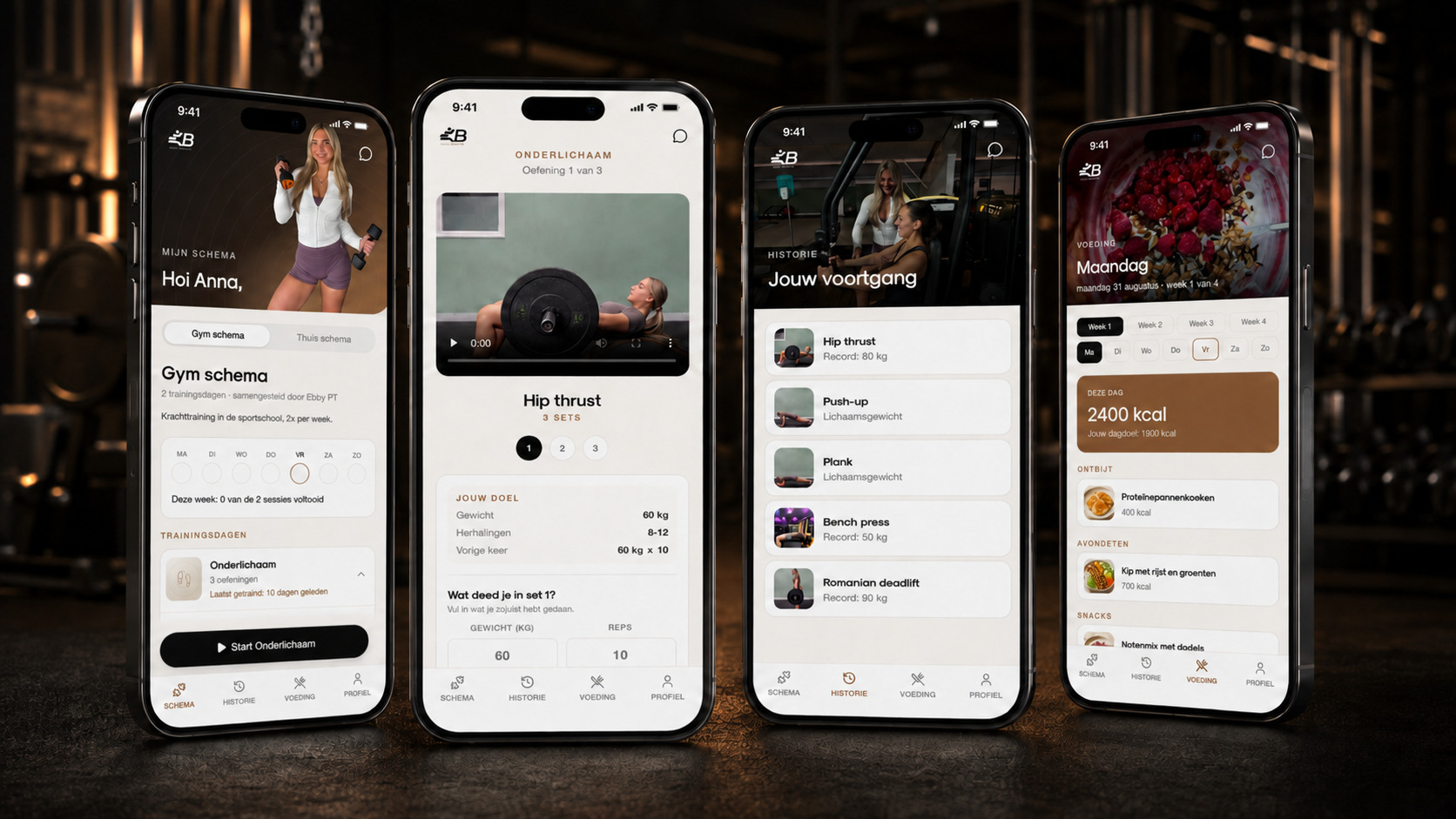Vier telefoons naast elkaar met de EBBY PT-app: het weekschema, een oefening met video, je voortgang per oefening en het voedingsplan van de dag