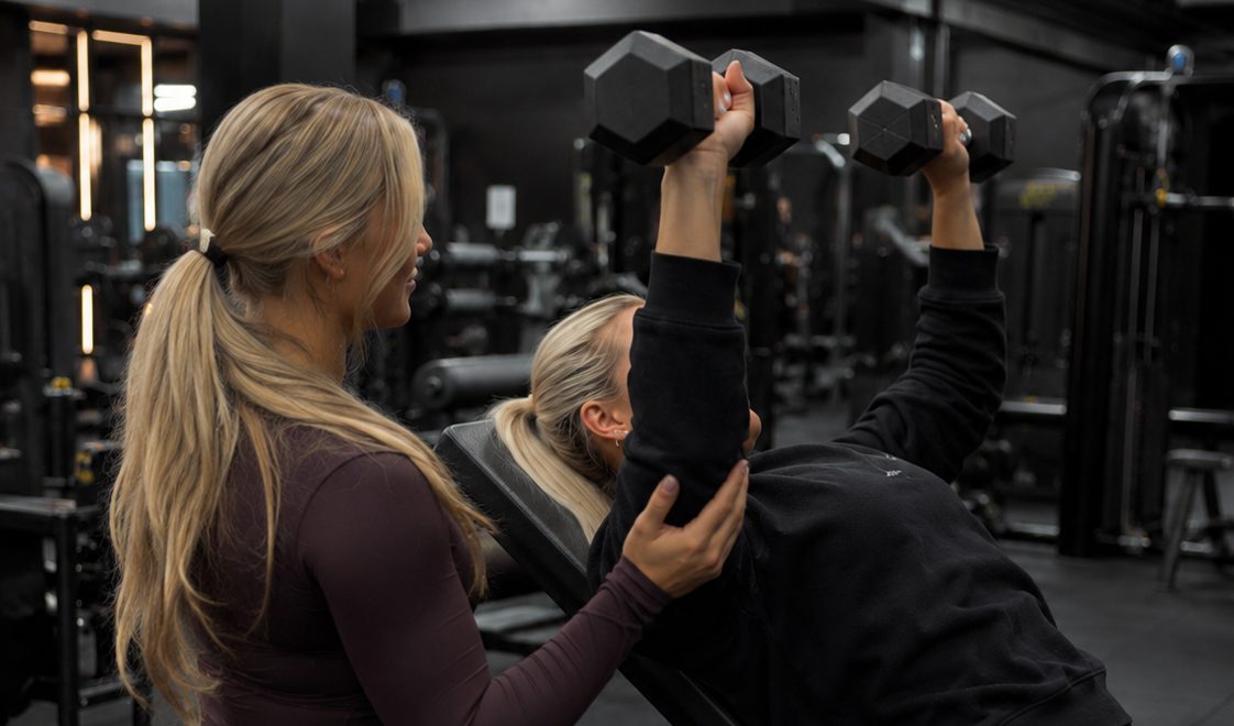 Ebony begeleidt een klant tijdens een training